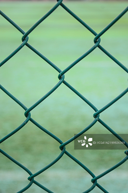足球场围栏。足球场周围的铁丝围栏或金属网，广东省江门市，中国。图片素材