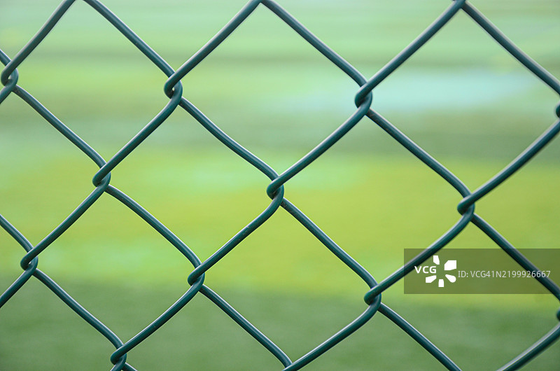 足球场围栏。足球场周围的铁丝围栏或金属网，位于中国广东省江门市。图片素材