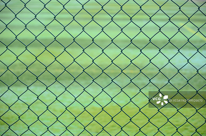 足球场围栏。足球场周围的铁丝围栏或金属网，位于中国广东省江门市。图片素材