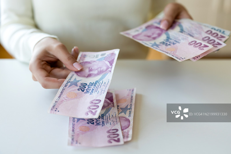 无法辨认的女性在数钱图片素材