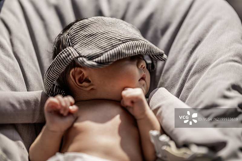 一个正在睡觉的新生儿，给新生儿日光浴图片素材