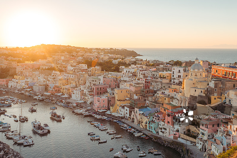意大利普罗奇达：日落时分的五彩房屋和港口里的船只图片素材