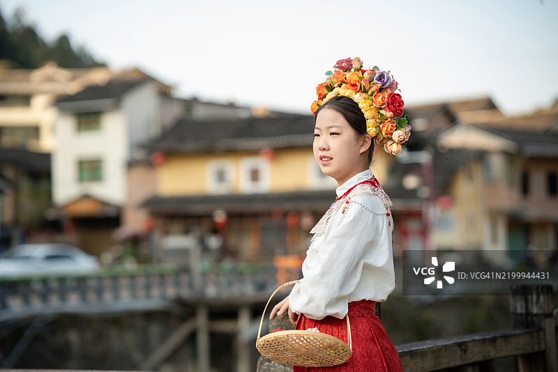 中国新年，穿着民族服饰的中国女孩在古老的村庄里图片素材