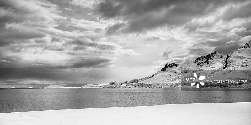 南极查尔斯港上空的戏剧性天空图片素材