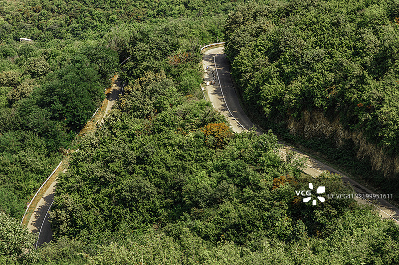 格鲁吉亚卡赫季地区的蜿蜒沥青道路图片素材