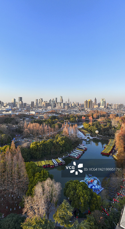 中国南京市日落时分的现代城市鸟瞰图图片素材