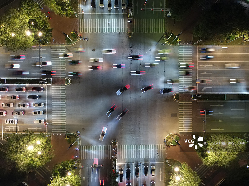 城市十字路口在傍晚高峰时段的繁忙交通图片素材