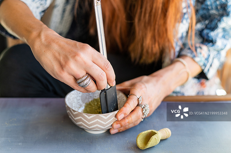 女性正在准备用于染发或皮肤装饰的海娜图片素材