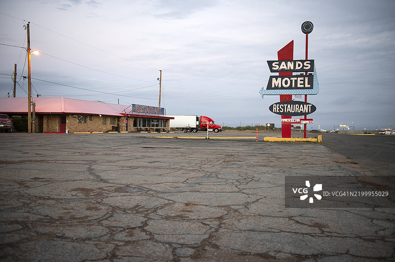 冯霍恩的汽车旅馆招牌，天空中的彩虹图片素材