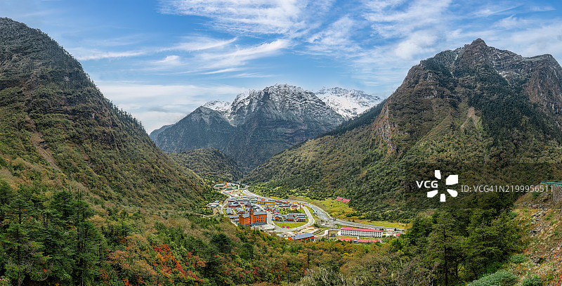 西藏山南市玉麦乡的全景航拍图图片素材