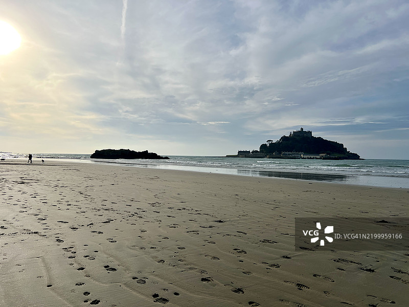 圣迈克尔山和海滩。图片素材