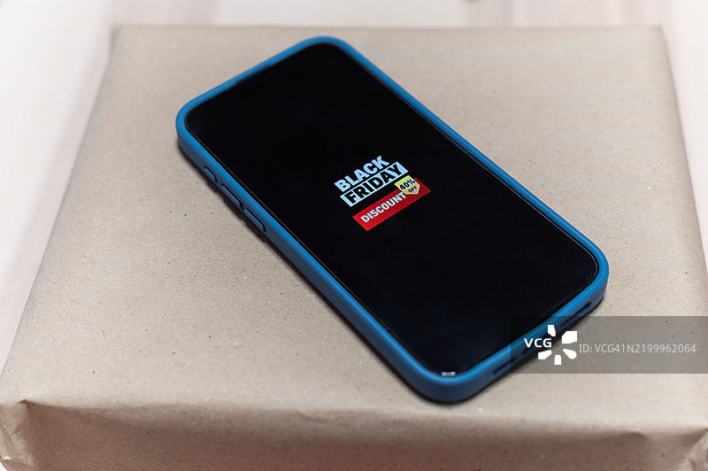 智能手机屏幕上显示黑色星期五折扣图片素材