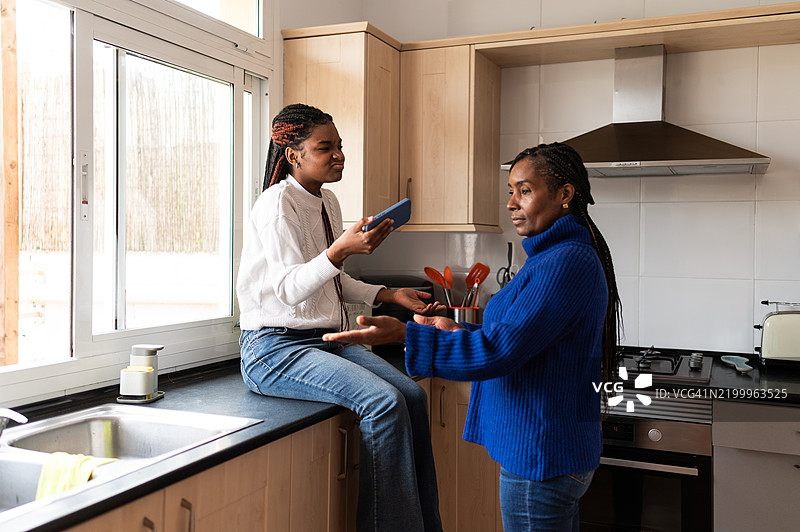 母女在厨房进行严肃的对话图片素材