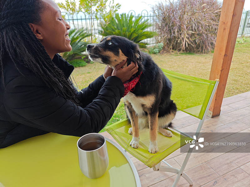 女人与她的狗之间深厚的情感纽带。图片素材