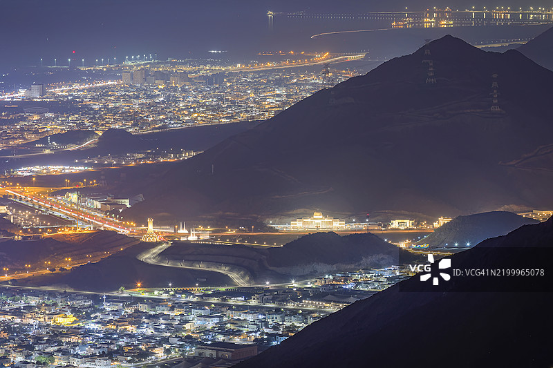 阿联酋沙尔贾酋长国霍尔法坎的抵抗纪念碑，来自阿尔苏胡布休息区图片素材