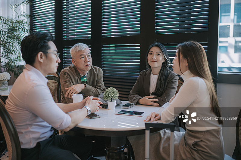 亚洲华裔同事商务午餐会议图片素材