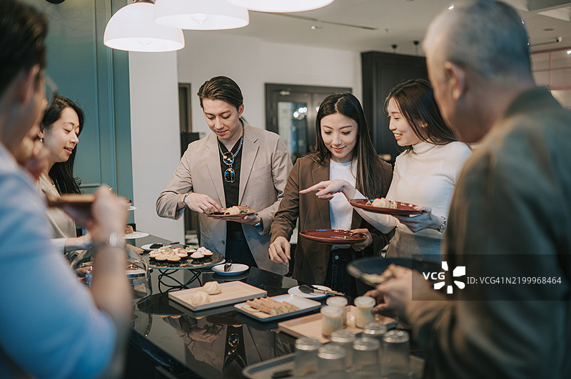 亚洲商务人士在商务会议的咖啡休息时间自助餐区取食物图片素材