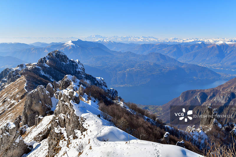 崎岖的山峰与蓝色的科莫湖图片素材