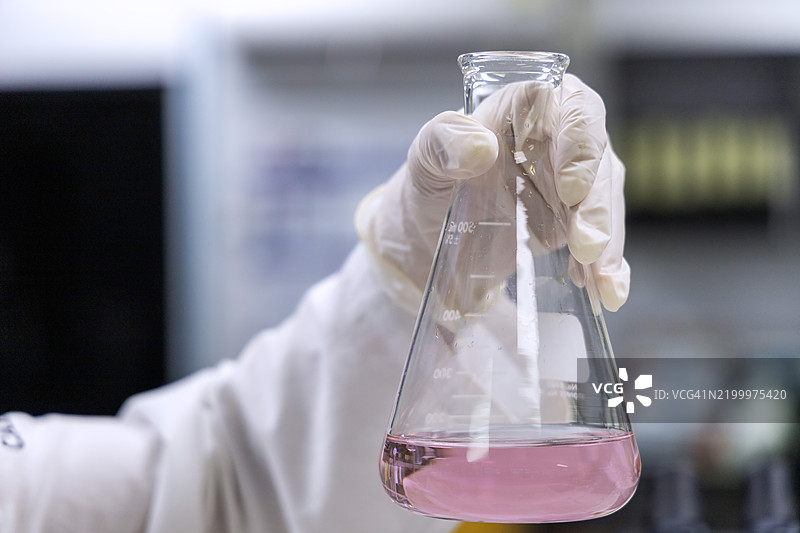 化学家在实验室测试酸碱。图片素材