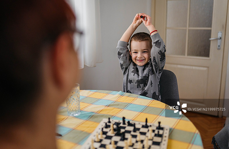 小男孩在下棋图片素材
