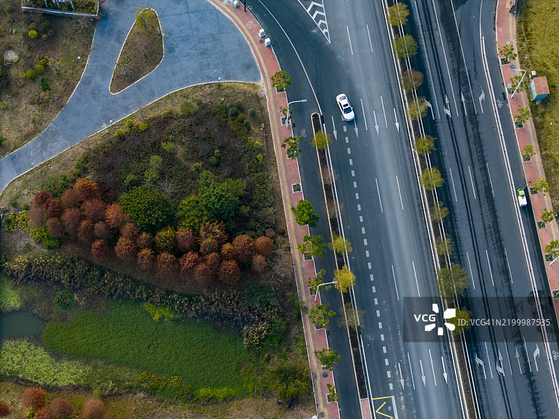城市湖边道路的航拍摄影图片素材