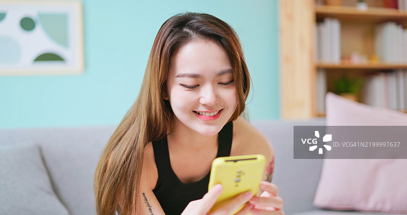 亚洲女性使用手机图片素材