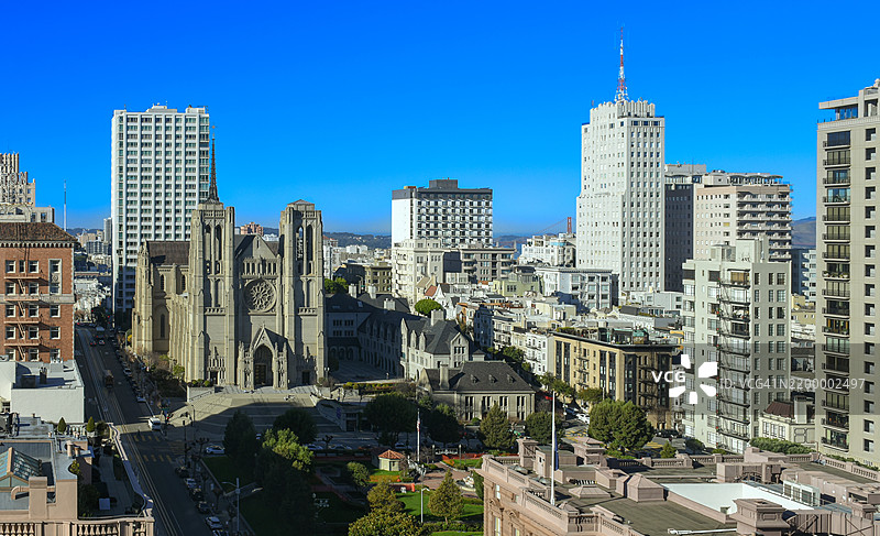旧金山的独特“天际线”，包括“格雷斯大教堂”外观、主教宫殿和几座摩天大楼，位于加利福尼亚州，美国图片素材