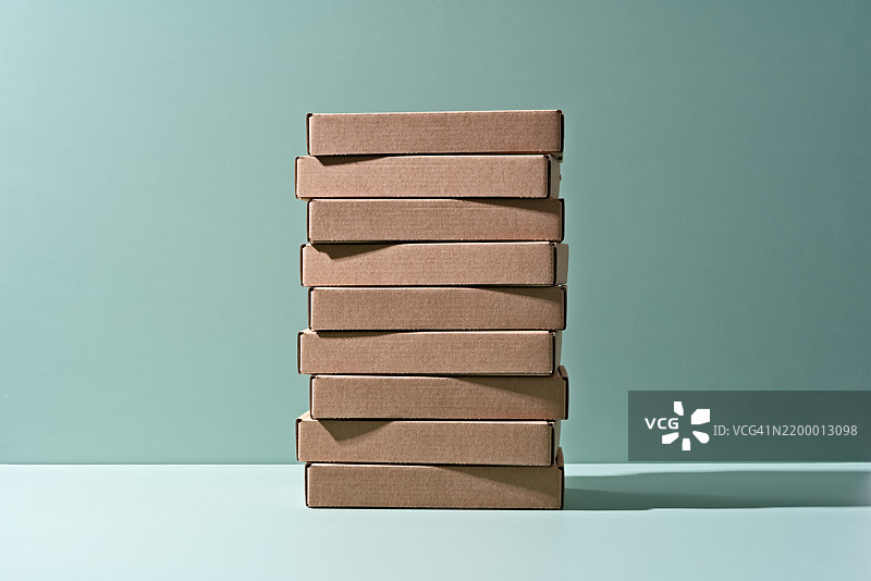 绿色背景上的纸箱堆叠图片素材
