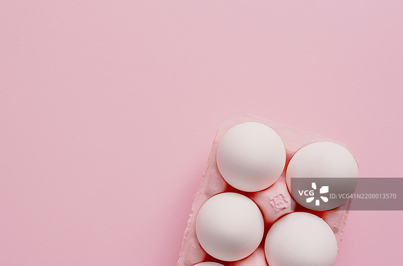 白色鸡蛋在纸 carton 中。复活节装饰用的鸡蛋。复活节快乐。复活节准备。复活节彩蛋。复活节装饰。图片素材