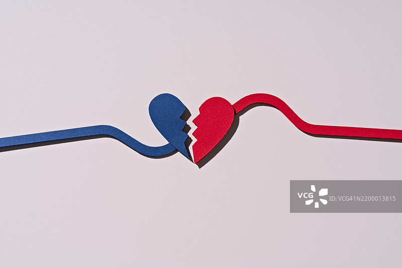 纸艺制作的红色动脉和蓝色静脉的破碎心脏图片素材