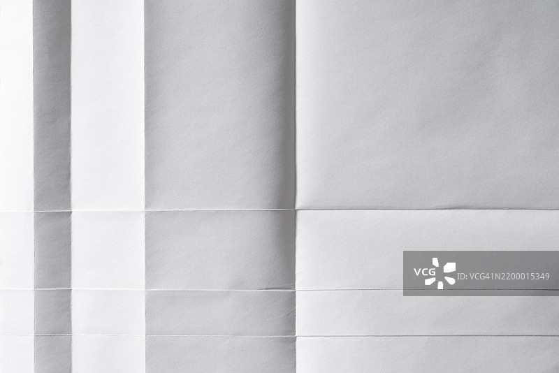 展开的白色纸张，背景为不规则网格图案图片素材