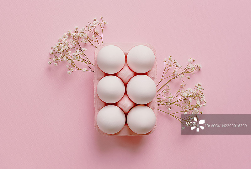 白色鸡蛋在纸 carton 中。复活节装饰用的鸡蛋。复活节快乐。复活节准备。复活节彩蛋。复活节装饰。图片素材
