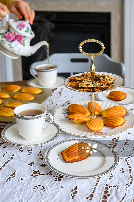 黑茶倒入奢华的骨瓷茶杯中图片素材