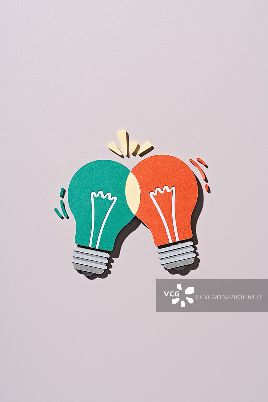 两个交叉的灯泡激发新创意，纸艺手工图片素材