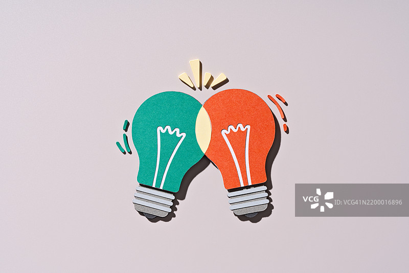 两个交叉的灯泡激发新创意，纸艺手工图片素材
