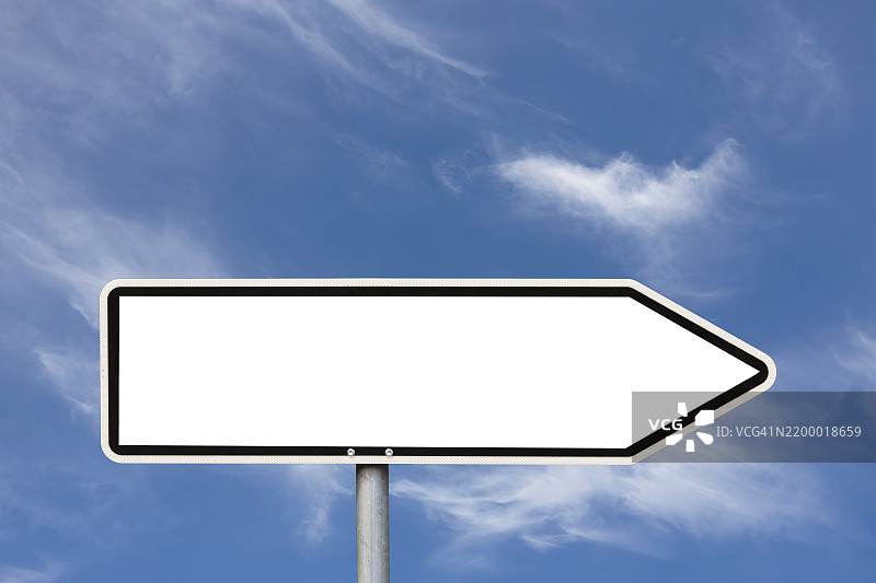 白色空白箭头交通标志，背景是天空和云朵图片素材