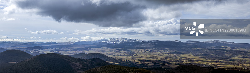 从普伊德多姆火山俯瞰桑西山脉图片素材