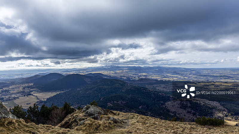 从普伊德多姆火山俯瞰桑西山脉图片素材