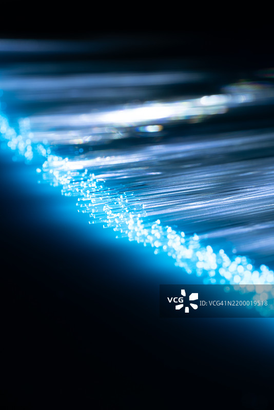 蓝色光纤在蓝光照射下发光图片素材
