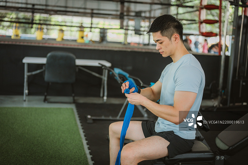 准备战斗：一名踢拳手的热身仪式图片素材