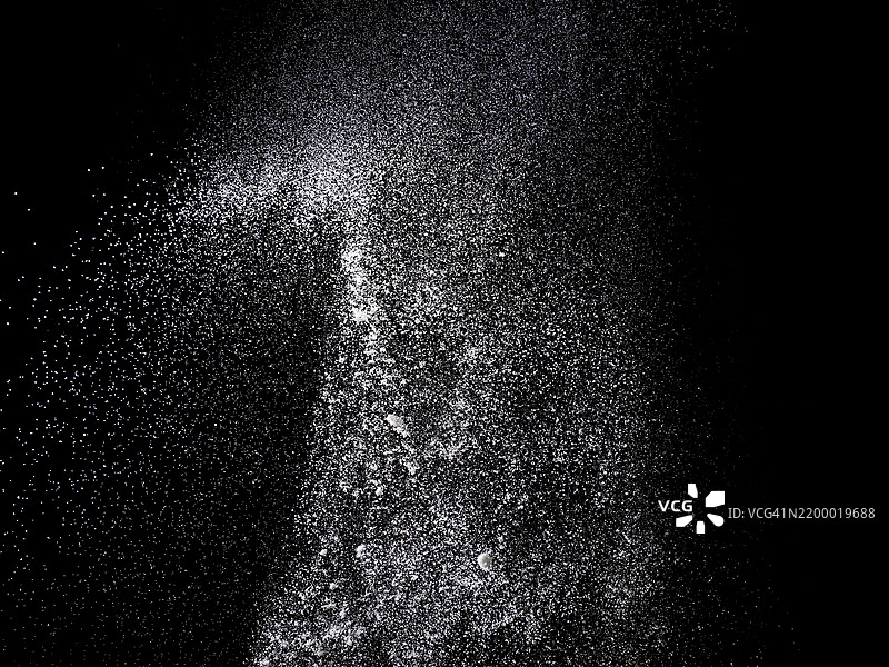 厨房中流动的盐粒调味。图片素材