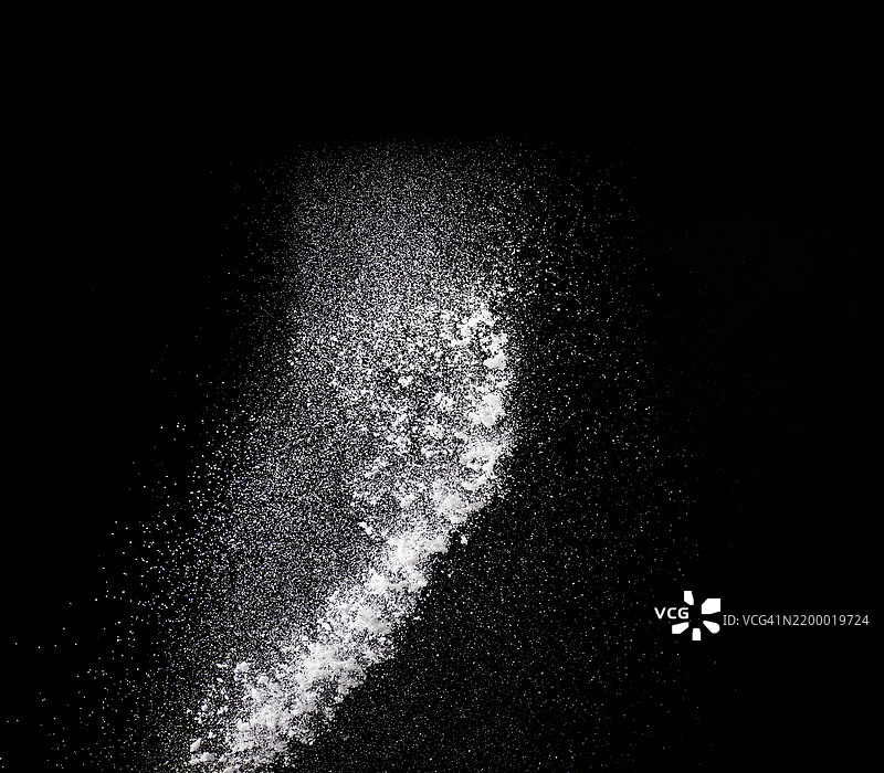 厨房中移动的盐粒调味流。图片素材