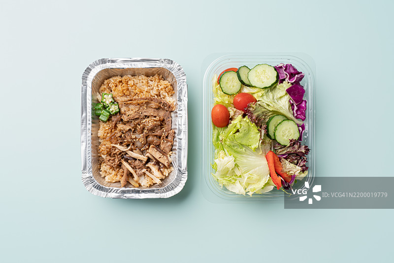 照烧饭与蔬菜沙拉的食物对比概念图片素材