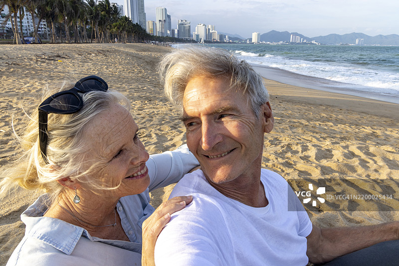 成熟夫妇在海滩上一起放松的肖像图片素材