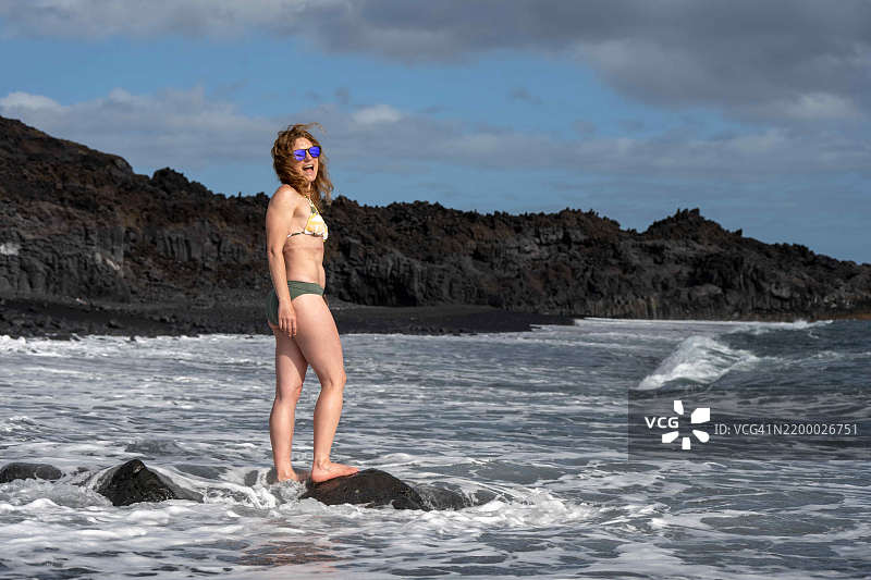 在西班牙拉帕尔马的埃亨提夫海滩上晒太阳和放松的女性图片素材