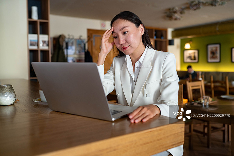 女商人遭受颈部疼痛图片素材