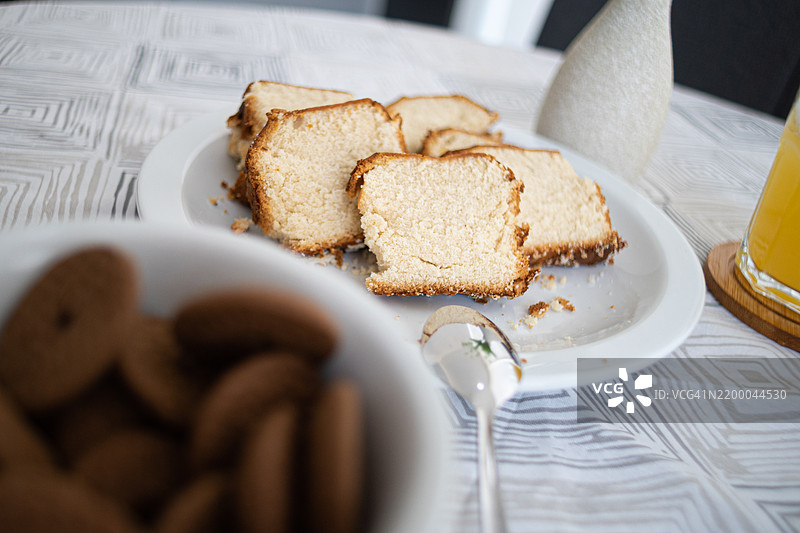 早餐桌上的饼干和蛋糕特写图片素材