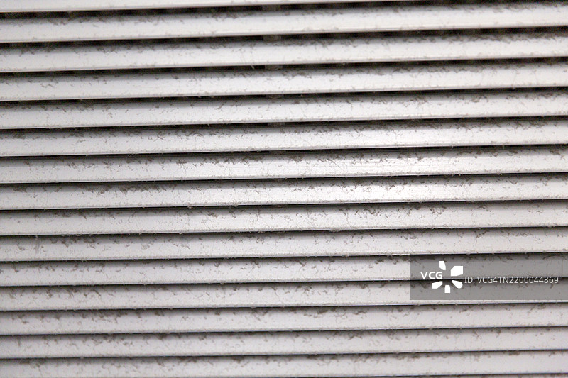 灰尘与过敏，脏空气通风口，家庭空气管道清洁概念，尘土飞扬的家用通风口图片素材