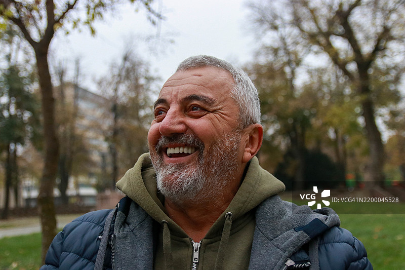 银色人们在公共公园工作时的积极情绪图片素材