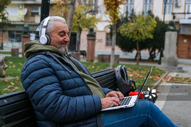 银色人们在公共公园工作时的积极情绪图片素材